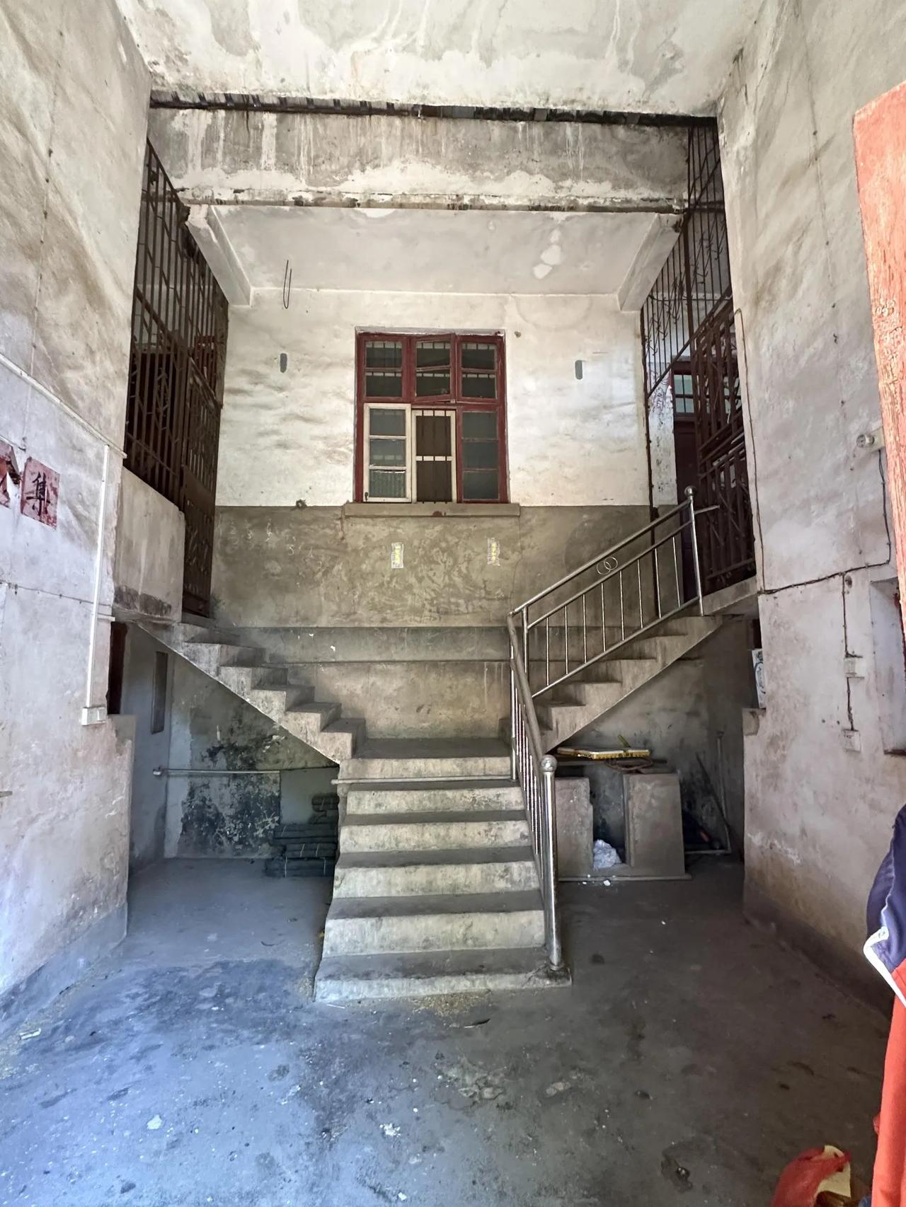 这种怎么左右分开装修跟叔叔家共用大厅，这种怎么分开