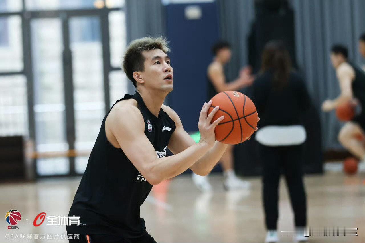 郭艾伦什么情况？缺席今晚广州龙狮与辽篮的比赛，再一次错失战旧主的机会。话说郭艾伦