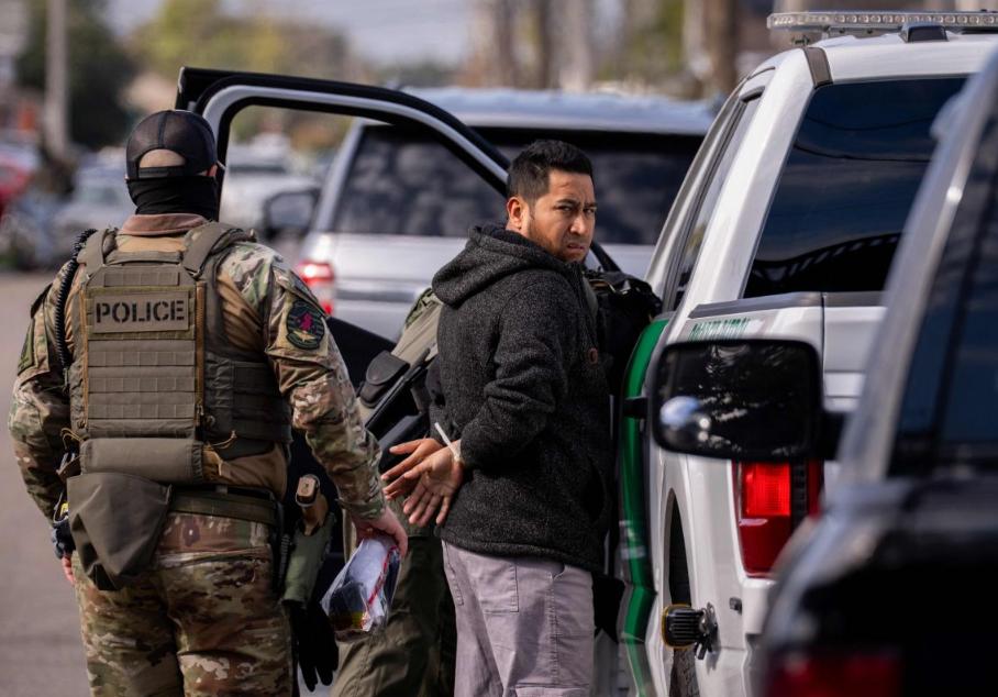 州府硬刚白宫！加州开通举报通道，全民围堵移民执法乱象“官逼民反，州抗联邦”