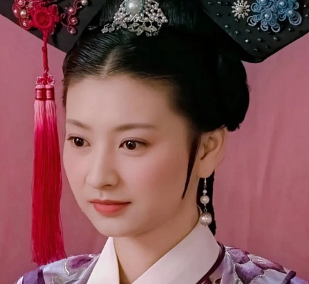 2010年，斓曦去《甄嬛传》剧组面试，导演郑晓龙看到她后，当时就决定让她出演沈眉