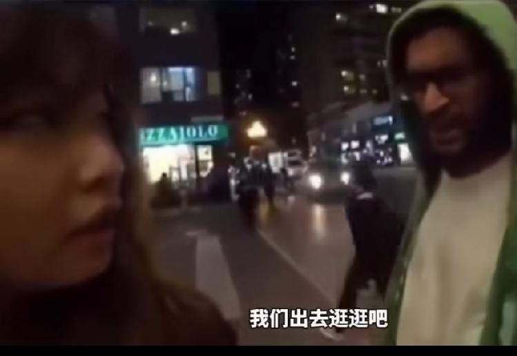 太把自己当做一回事了！一位印度人来到街头和一位美女搭讪，表示自己来自印度，这位
