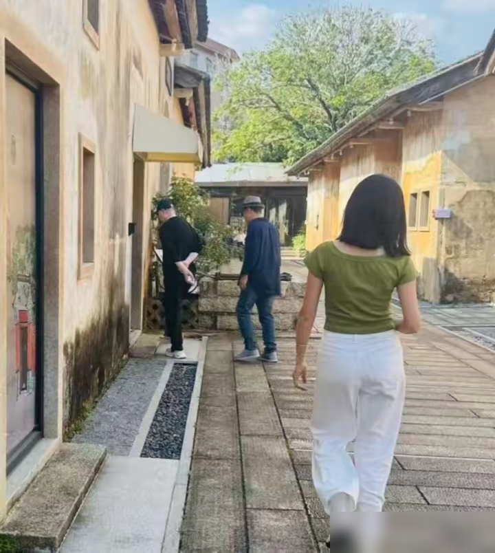 瘦脱相的冯小刚突然现身深圳，身边站的居然是张国立邓婕两口子！路人偶遇时都愣了，这仨人没带助理，一身休