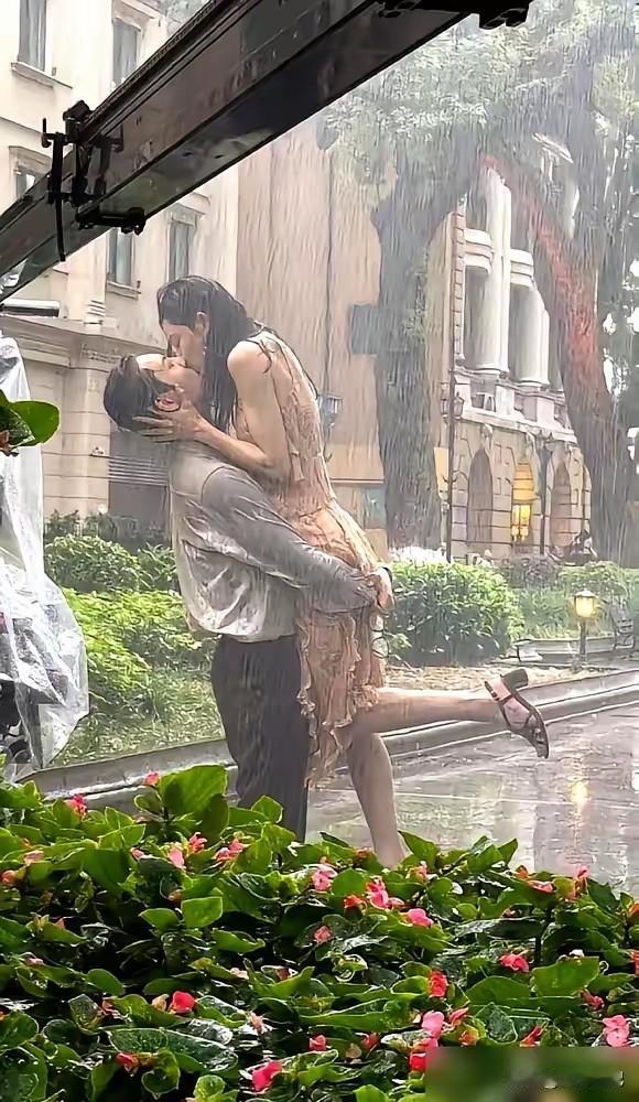何穗脸都黑了陈伟霆跟钟楚曦雨里抱到拉丝新剧一场雨戏，陈伟霆和钟楚曦抱在一起