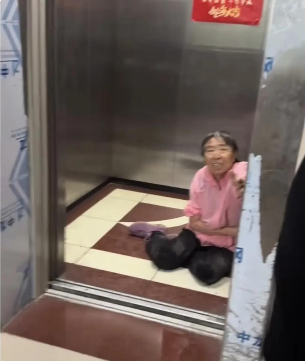 老人不慎在电梯里滑倒，恳求门外的三个年轻人：我能赖着你们吗？我在这自己滑倒，行行