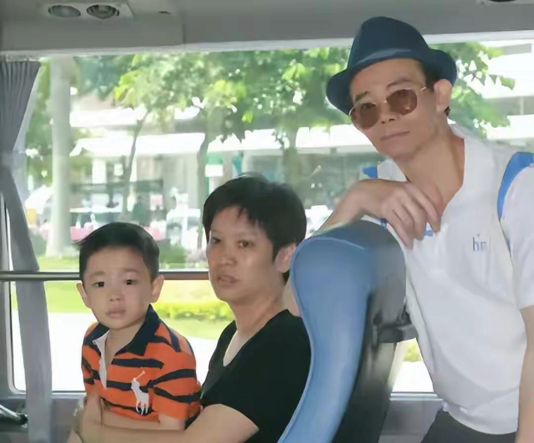 梅启明的妻子真的好傻哦，丈夫2012年就有其他女人了，她也带着儿子在国外居住，可