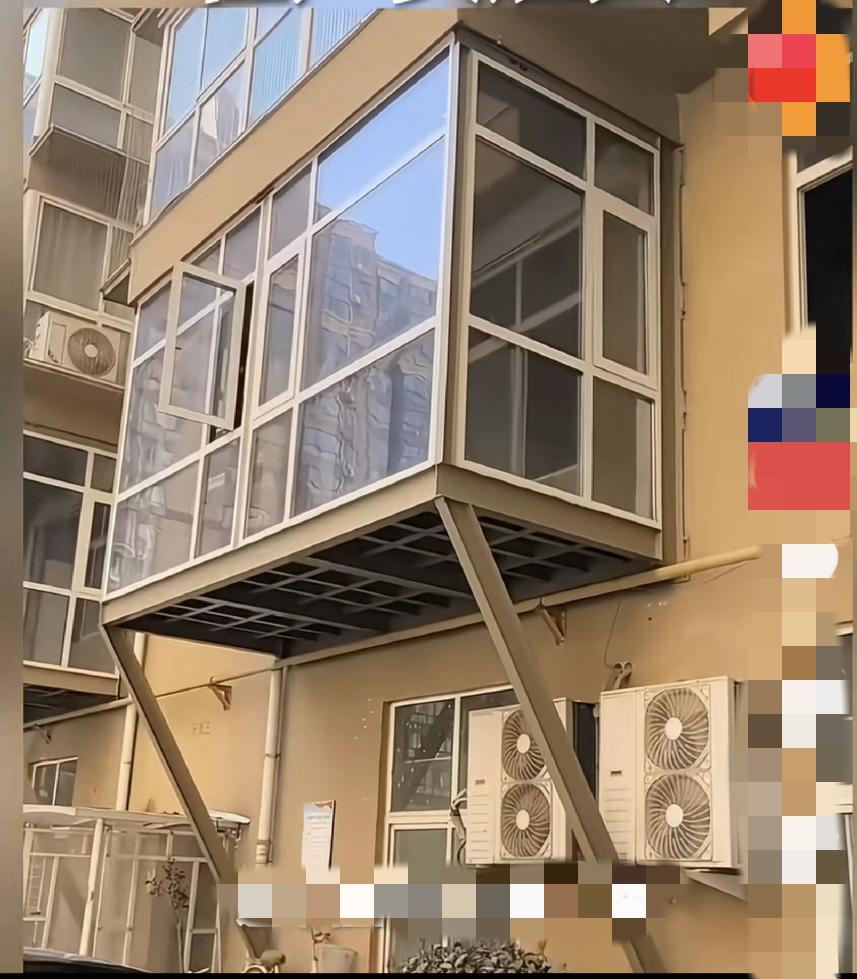 违章建设凉台，不看底下的支臂，还以为是真凉台，这种建设挺漂亮的，挺实用。