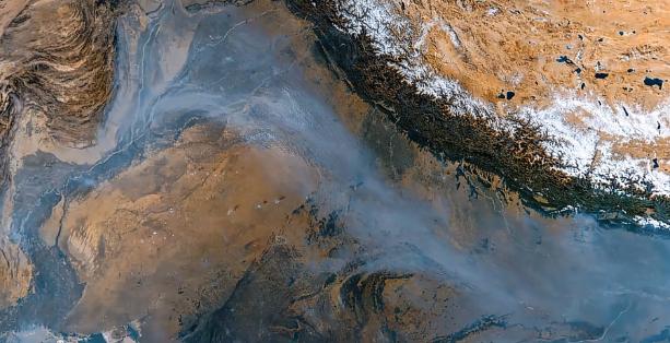 中国人都应该感谢喜马拉雅山的庇护。最近印度上演了一场新德里大逃亡，不是战争也不