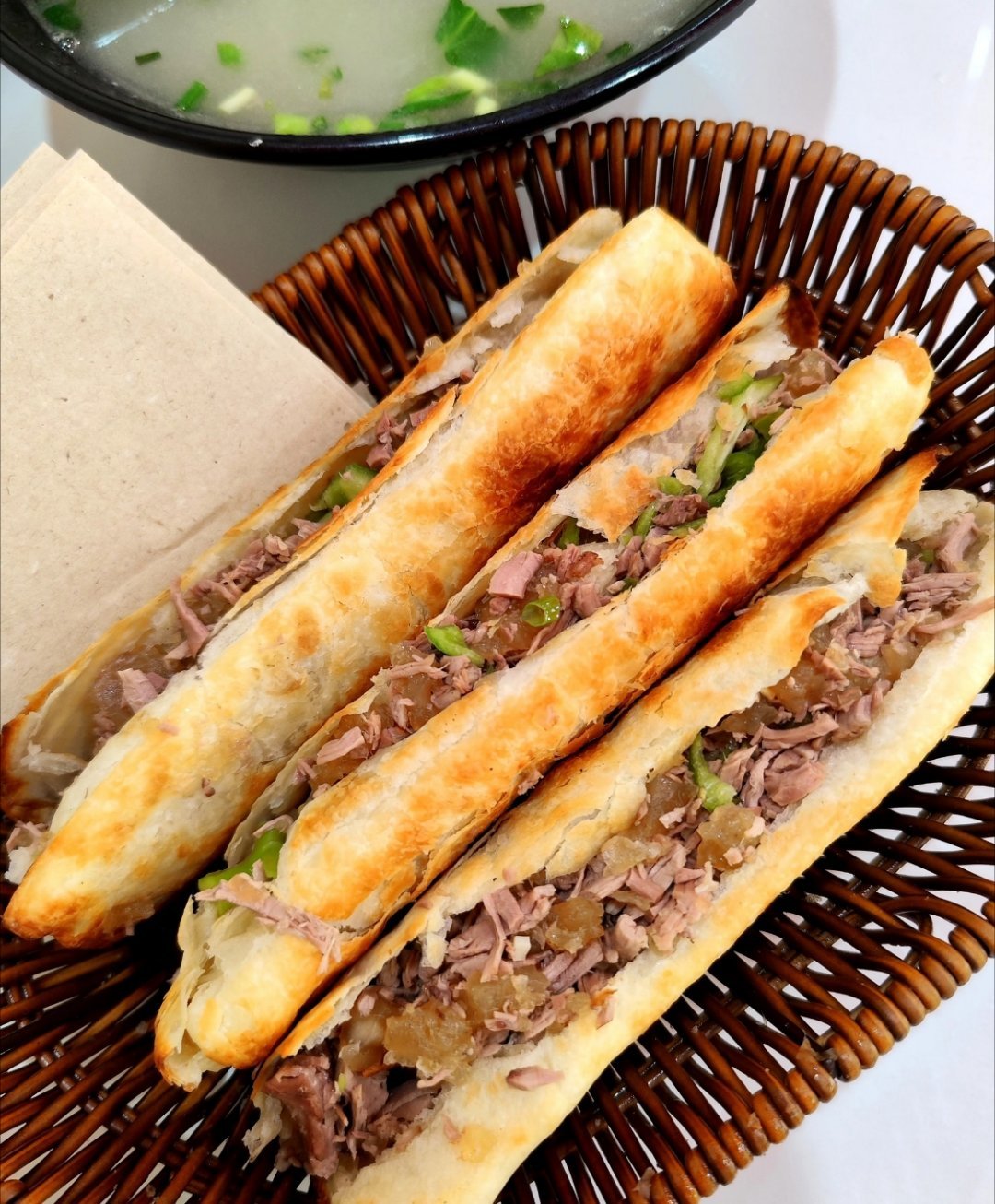 有人说生意做大了就得端着，我看未必。真牛的人，一顿驴肉火烧也能吃得有滋有味。火烧