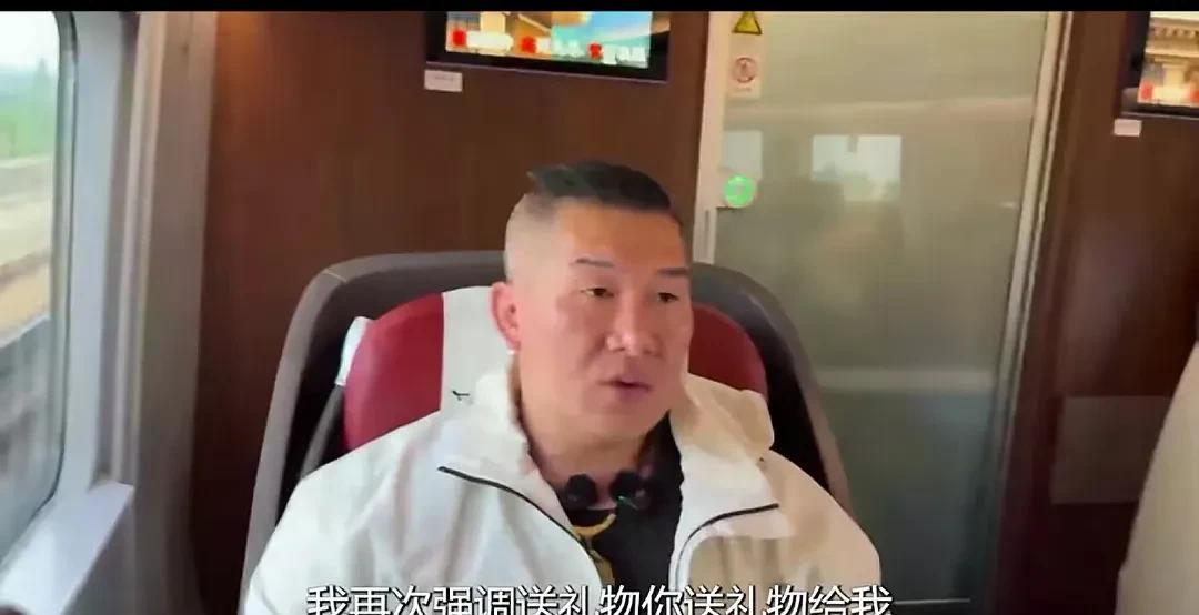 台湾网红馆长大陆之行，在从上海前往杭州的高铁上谈了让我很烦的事，一个是你可以送礼