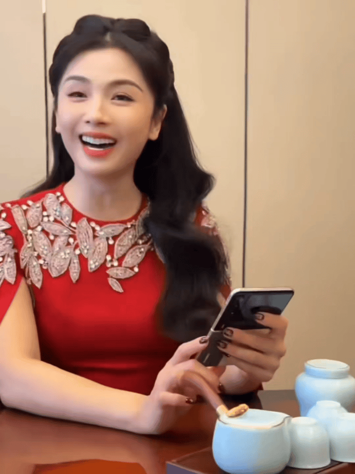 刘涛笑起来确实太迷人了，她的眉眼真的好绝啊！