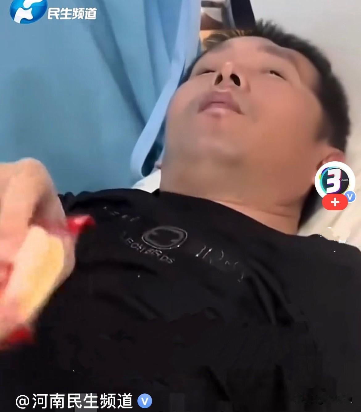 河南开封，八年前，丈夫赵进前路过废旧仓库，听见屋顶传来孩童的哭声。一名3岁幼童被