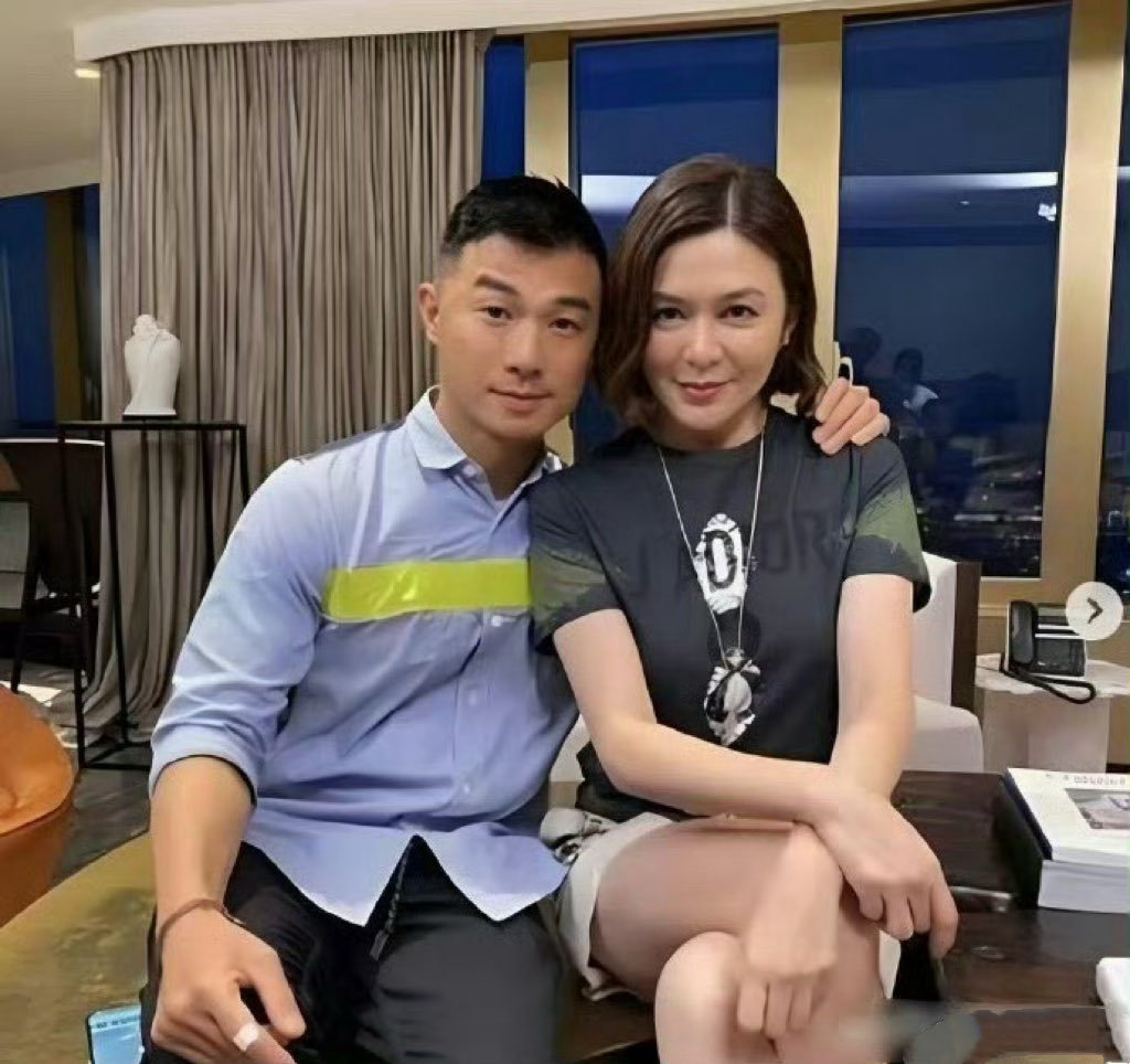 这是关之琳的模特男友，小伙子27岁，关之琳62岁，两人相差35岁
