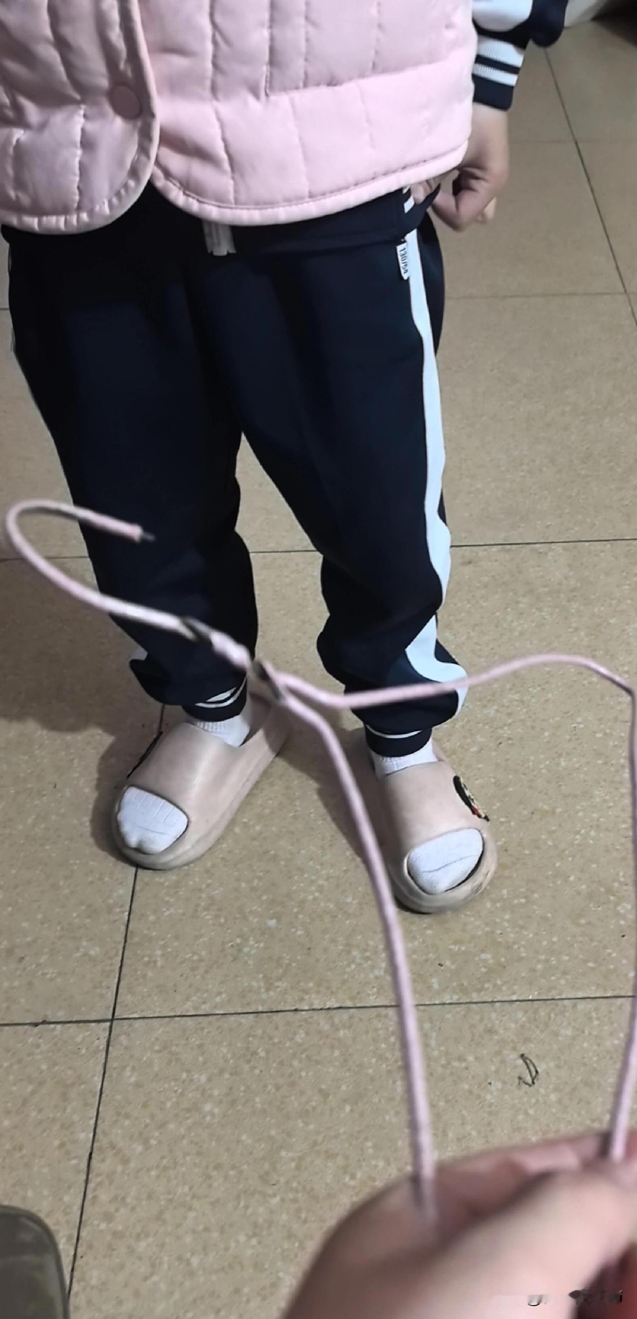 一个学期被老师投诉四五次刚上一年级就被班主任投诉了四五次了，老母亲实在是累了。