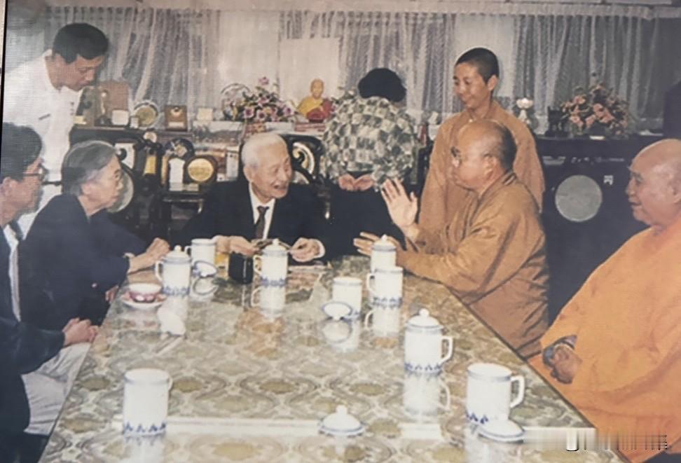 1999年5月27日，赵朴初正在香港访问，尽管行程紧张，他仍特意抽出时间，在下榻