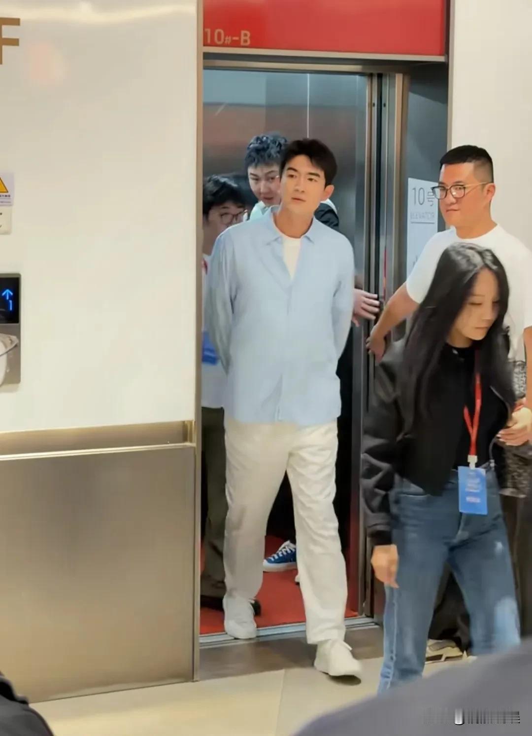 林更新现身无锡出席活动，怪不得他被称为“九亿少女的梦”，这外形确实帅气。穿着蓝