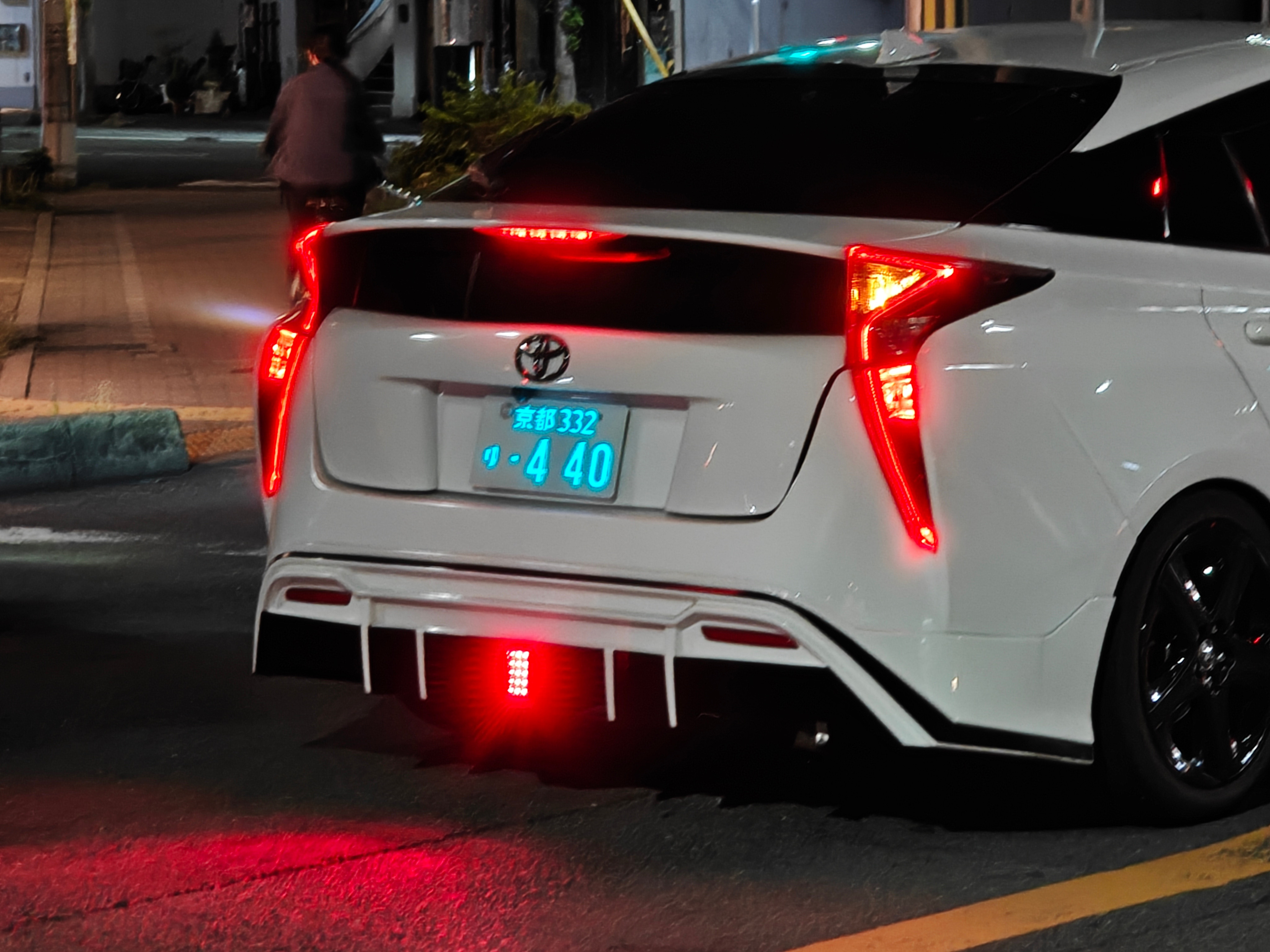 日本的这个车牌不知道是自发光还是夜光的，有点小帅​​​