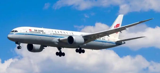 ☁特朗普计划让中国数千架波音客机全部停飞。这话听着是不是特像吹牛？咱们花真