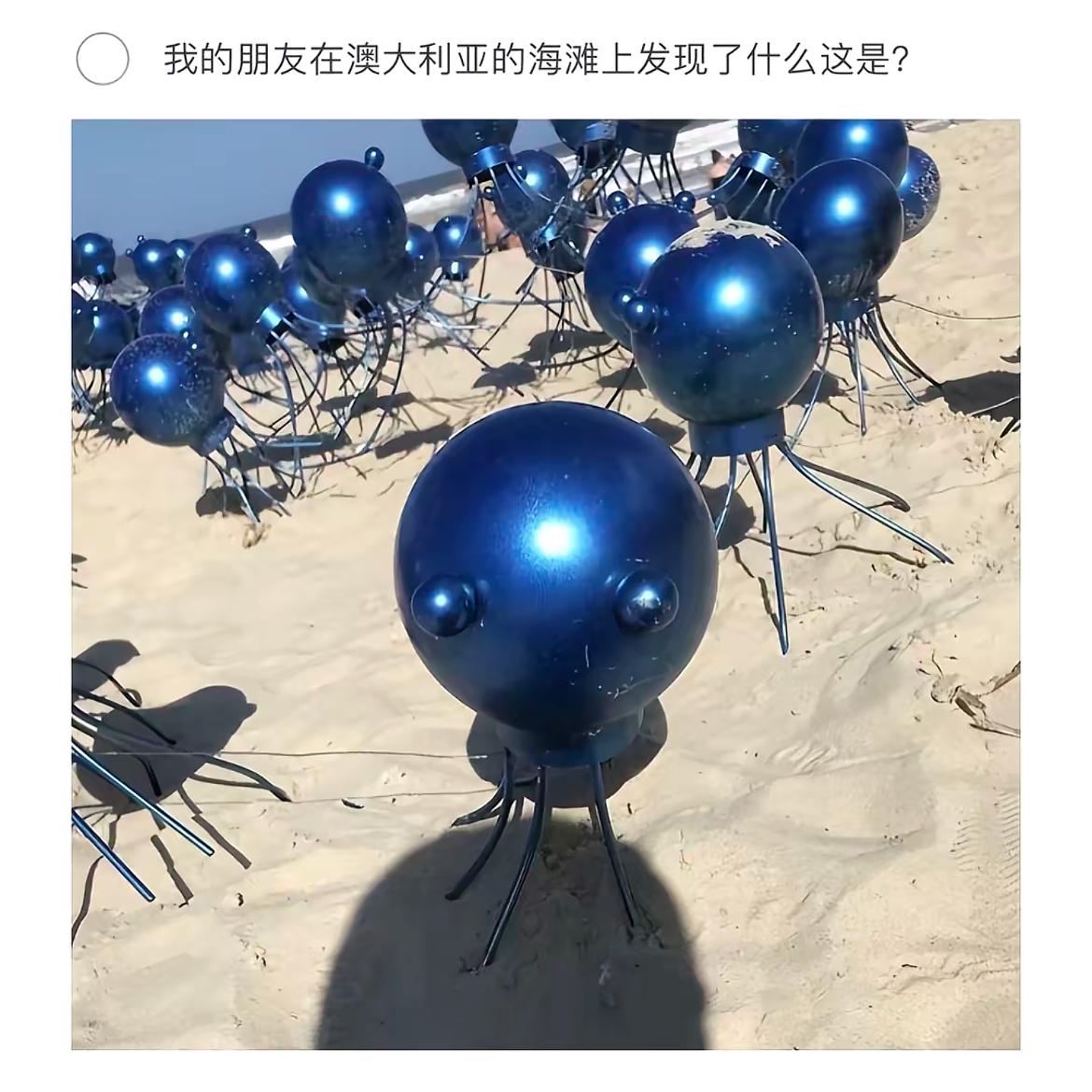 梦幻海滩装置艺术，蓝色球体与沙滩的奇妙碰撞！
