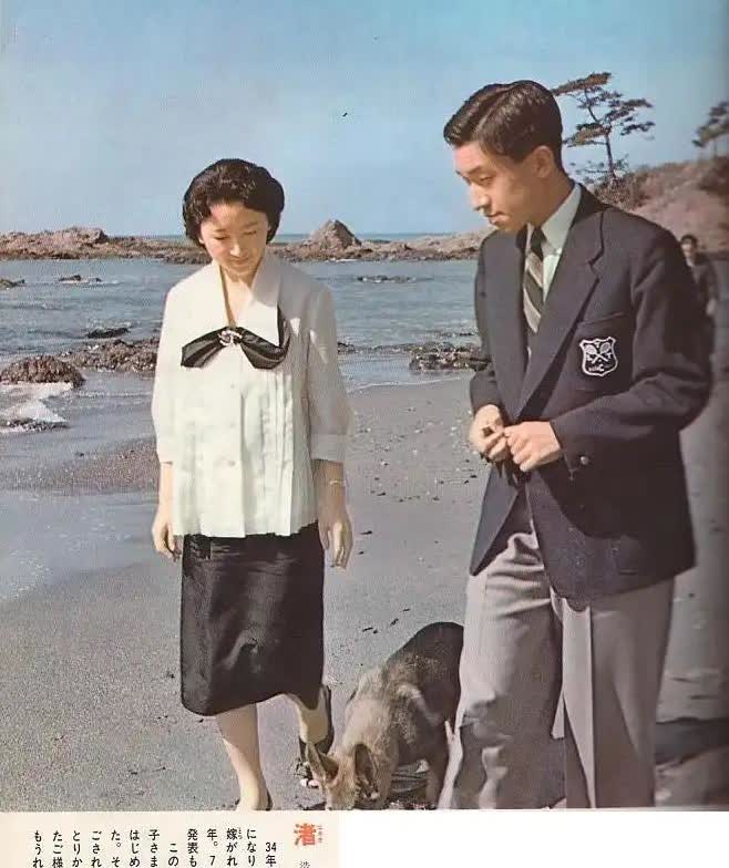 美智子皇后怀着德仁时的孕妇照，她和明仁皇太子1959年4月结婚，不久后就怀上了德