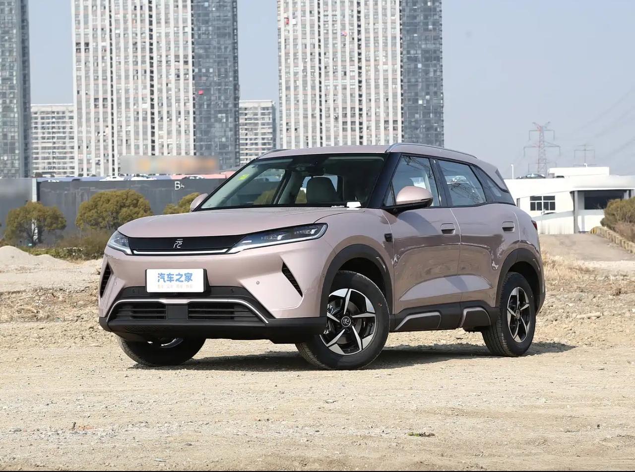 比亚迪元UP适配家庭日常的实用设计与配置比亚迪元UP为5门5座布局，262