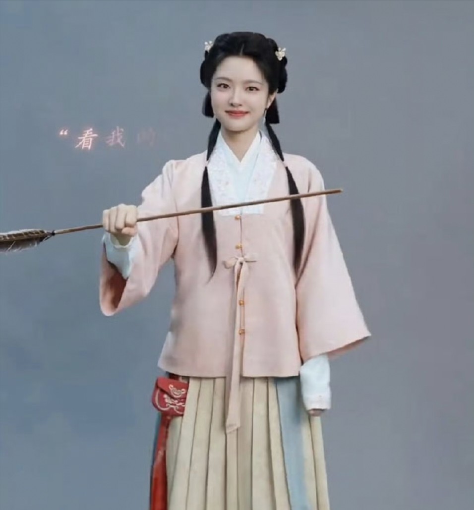 这张脸放在现代剧里明明很出彩，何必硬要往古装剧里扎呢？观众心里都跟明镜似的，不合