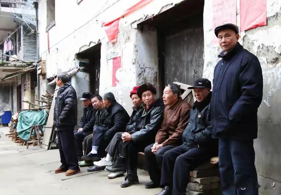 大家现在这几年是不是觉得在农村有一个问题就是现在回老家，家里人更以前不一样了，