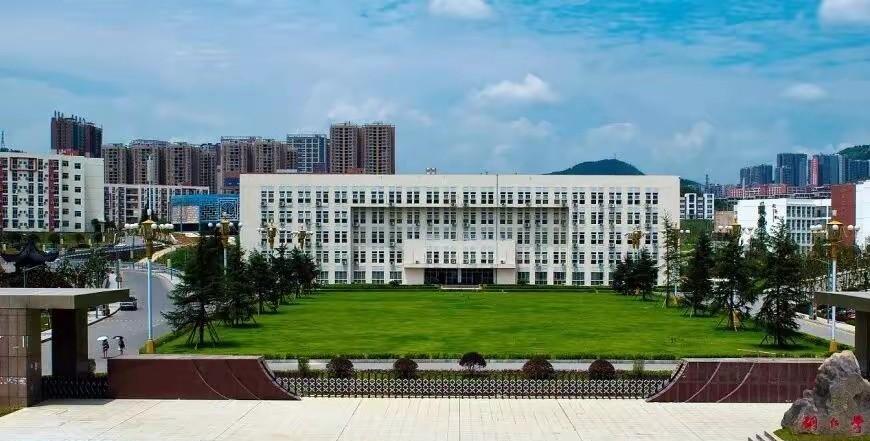 贵州铜仁学院一名大二学生10月1日在校内跳湖轻生，疑似遗书显示或与早晚自习制度有