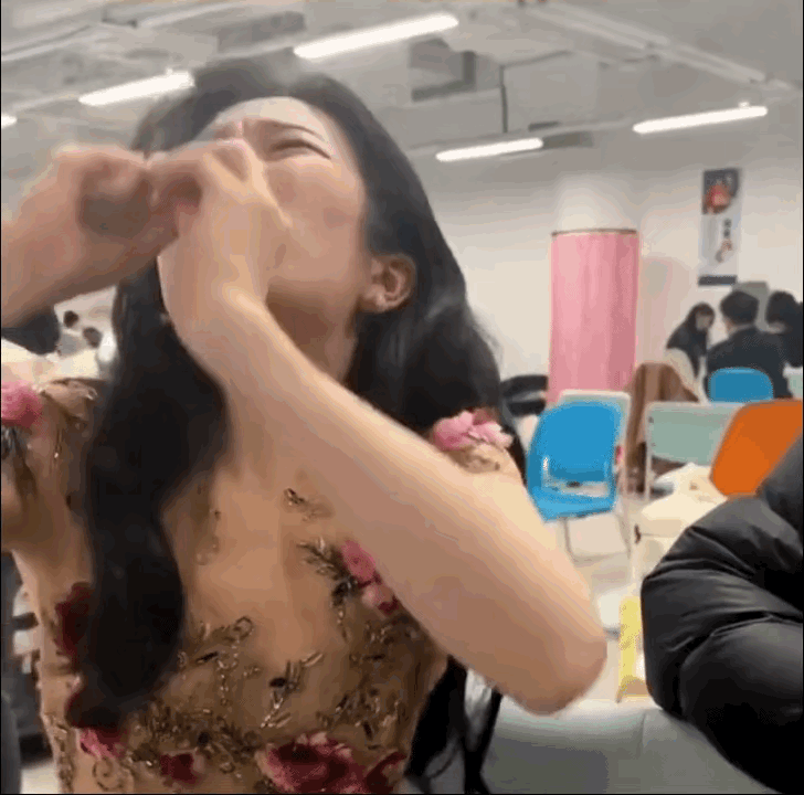 看李兰迪喝药那自然不做作的表情，真让人觉得舒服。再瞧瞧，赵露思摸狗口水用手碰地这