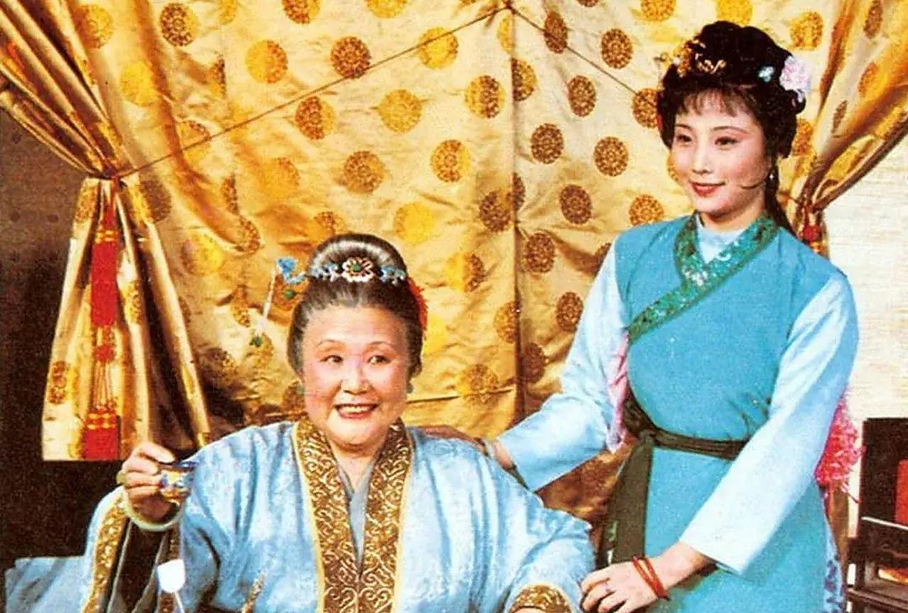 #贾母为什么不让鸳鸯照顾黛玉#贾母喜欢把自己身边的丫头送给她的孙子孙女们，但她送
