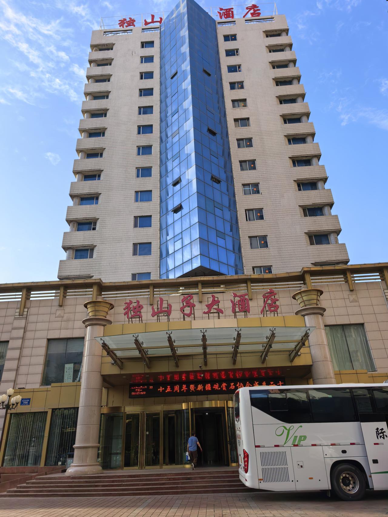 今天（8月31日）早上九点，从乌鲁木齐独山子大酒店出发，进入新疆S21沙漠公路，