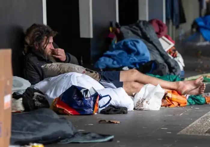 一个中国人好奇美国的无家可归问题，发问：斩杀线理论最近在中国很火，为什么美国人会