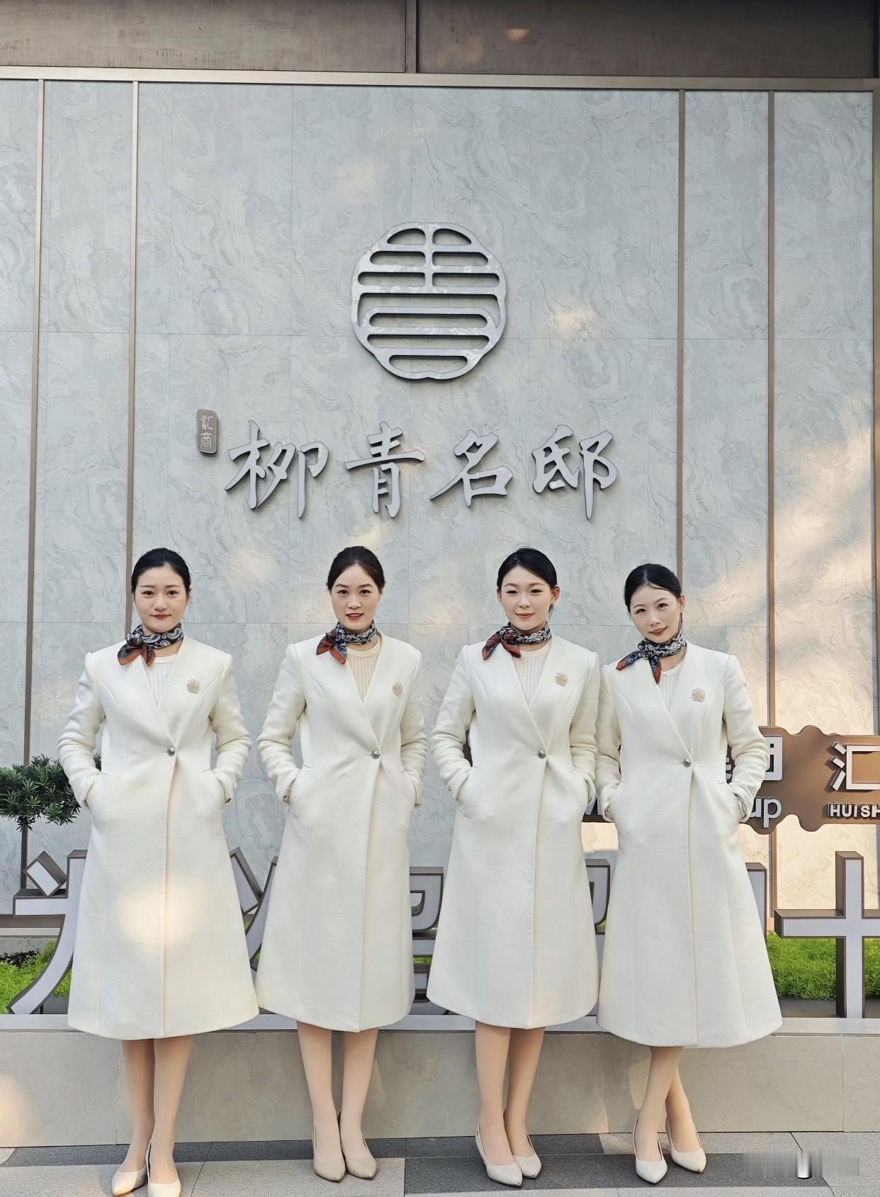 每日搭配分享·时尚穿搭白色通勤大衣简直是冬日百搭神器，堪称“白月光”！外加丝巾的