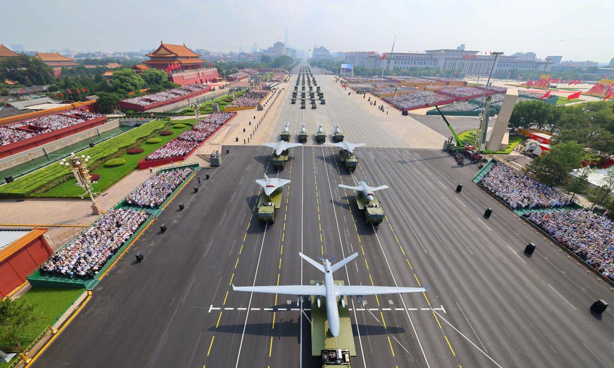 中美阅兵的差距，基本就是这两张图的对比。特朗普难道不想要中国这样事儿的阅兵吗？肯