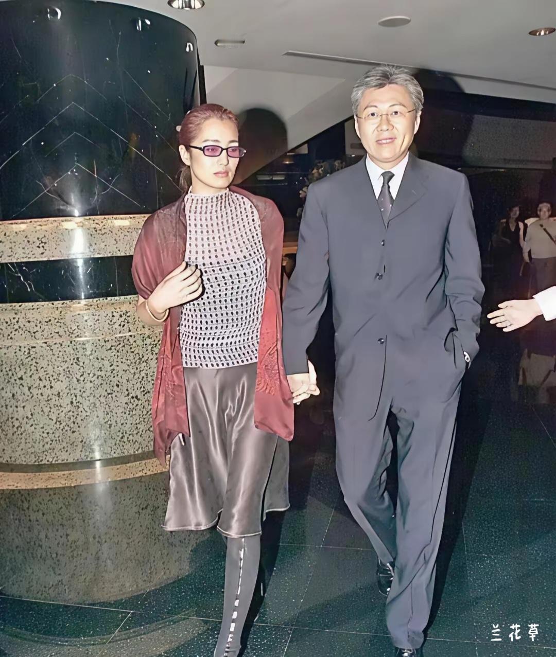 1994年，巩俐和第一任丈夫黄和祥出席某活动时的情景。俩人十指紧扣，非常甜蜜。