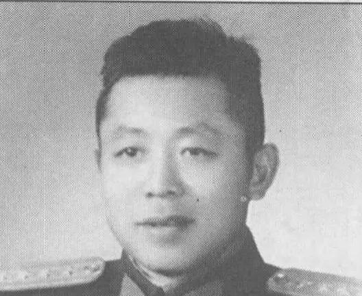 1949年12月，国民党中将李振率部起义，在谈判时见解放军干部很年轻，不高兴的说