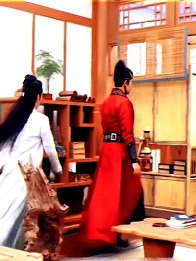 你有没有注意到，很多电视剧里那种“撞满怀”的场景，反而比纯粹的甜蜜更打动人心？尤