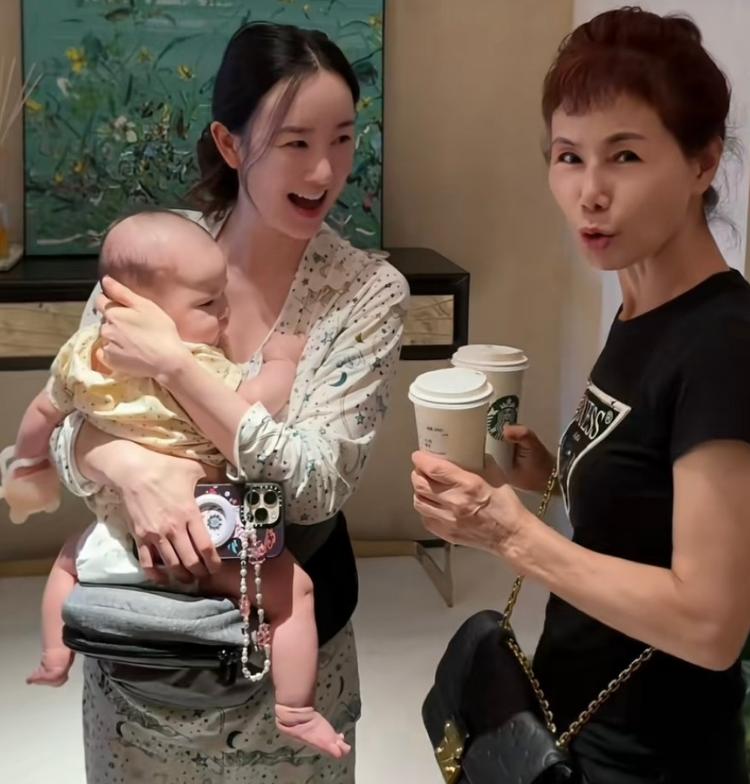 张檬太幸福了！韩国婆婆和姑姐来探望儿子，一家人其乐融融，幸福溢出屏了。要论娱