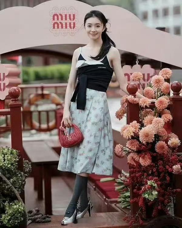问题就出在这个凉鞋配长袜​​​