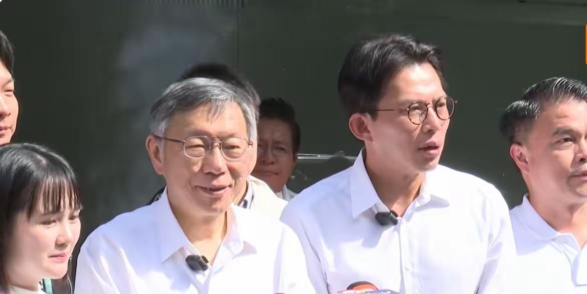 针对蓝白合议题，柯文哲今天上午（26日）受访时表示，“很清楚啊，就照规则走啊，如