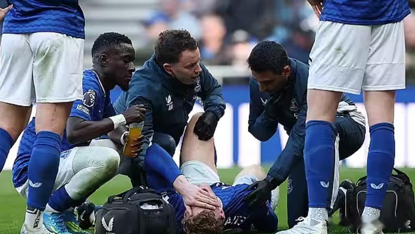 据《每日邮报》首席足球记者克雷格·霍普独家报道，埃弗顿中卫布兰斯韦特腿筋重伤将伤