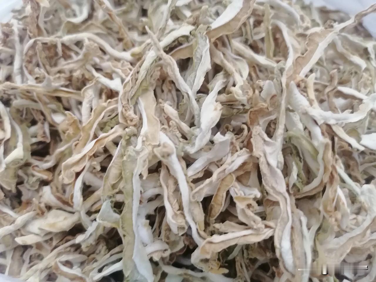 老父亲给我晒的苦瓜干苦瓜虽苦但远不及老父亲的一片用心良苦我喜欢吃苦瓜但总