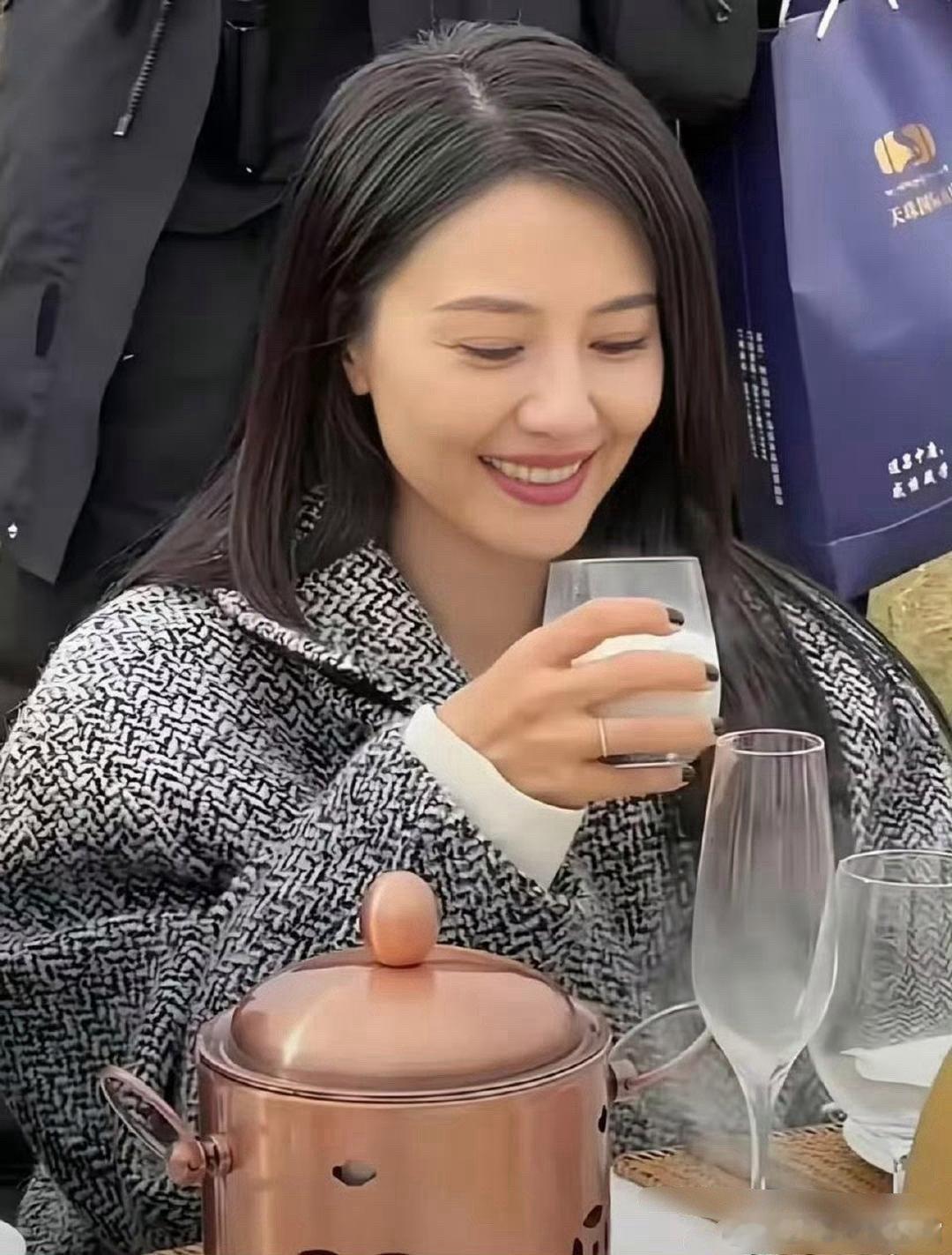 高圆圆年轻时便是美人胚子，底子真好，一眼可见。