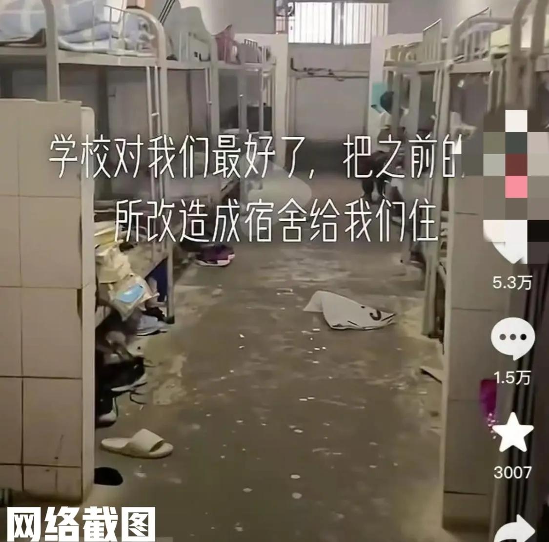 湖南有一学生介绍起自己的宿舍。这位学生的宿舍特色就是很有特点。此处的宿舍