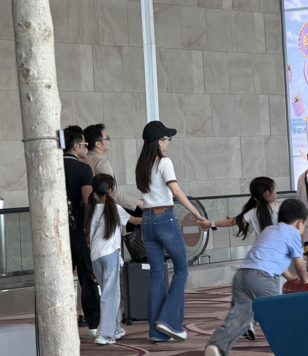 61岁郭富城一家五口现身香港机场，一家人手牵着手，看起来好幸福！方媛的身材太好了