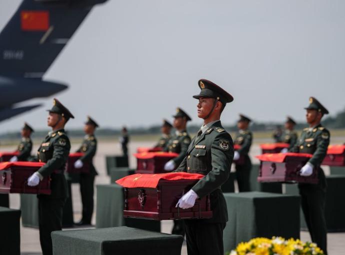 韩国挖掘中国志愿军遗骸的现场，竟有一种想流泪的感觉。其实烈士的遗骸挖掘过程困难重