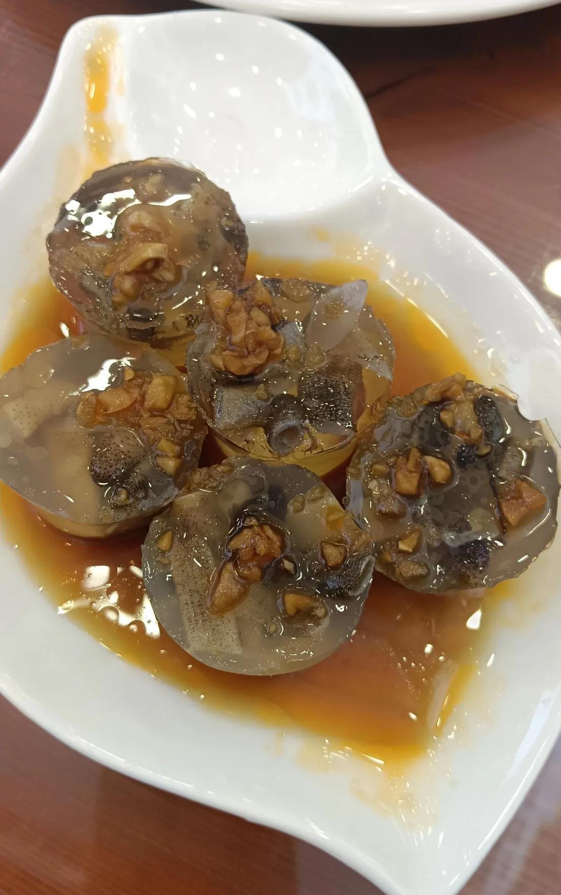我再也不像10多年前，第1次去青岛，见老六吃海鲜下的面条，我和小六都不习惯，每天