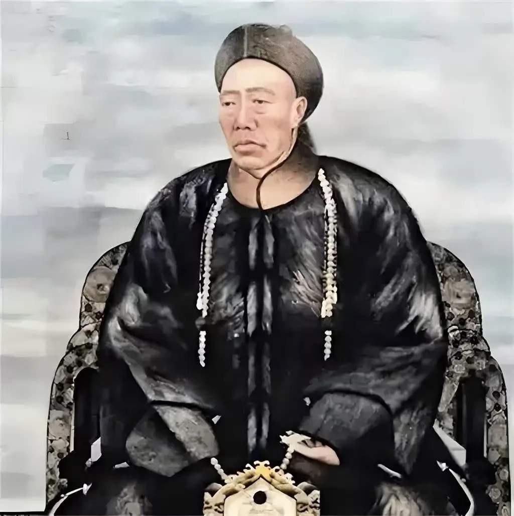 太监们遮住了光晚清时有人劝大清别再用太监制度，结果宫里的太监们一个个急得像天塌