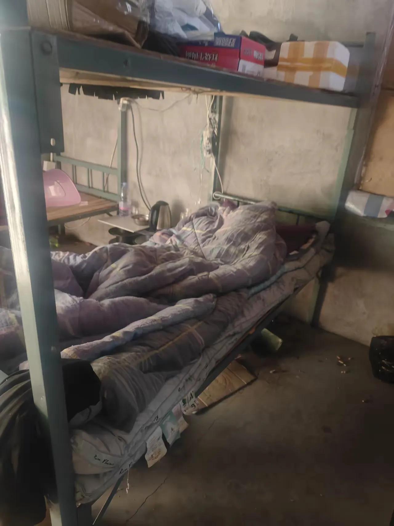 发现没？工地上的大哥们一结完账，那“断舍离”的狠劲比年轻人还绝。平时省吃俭用，