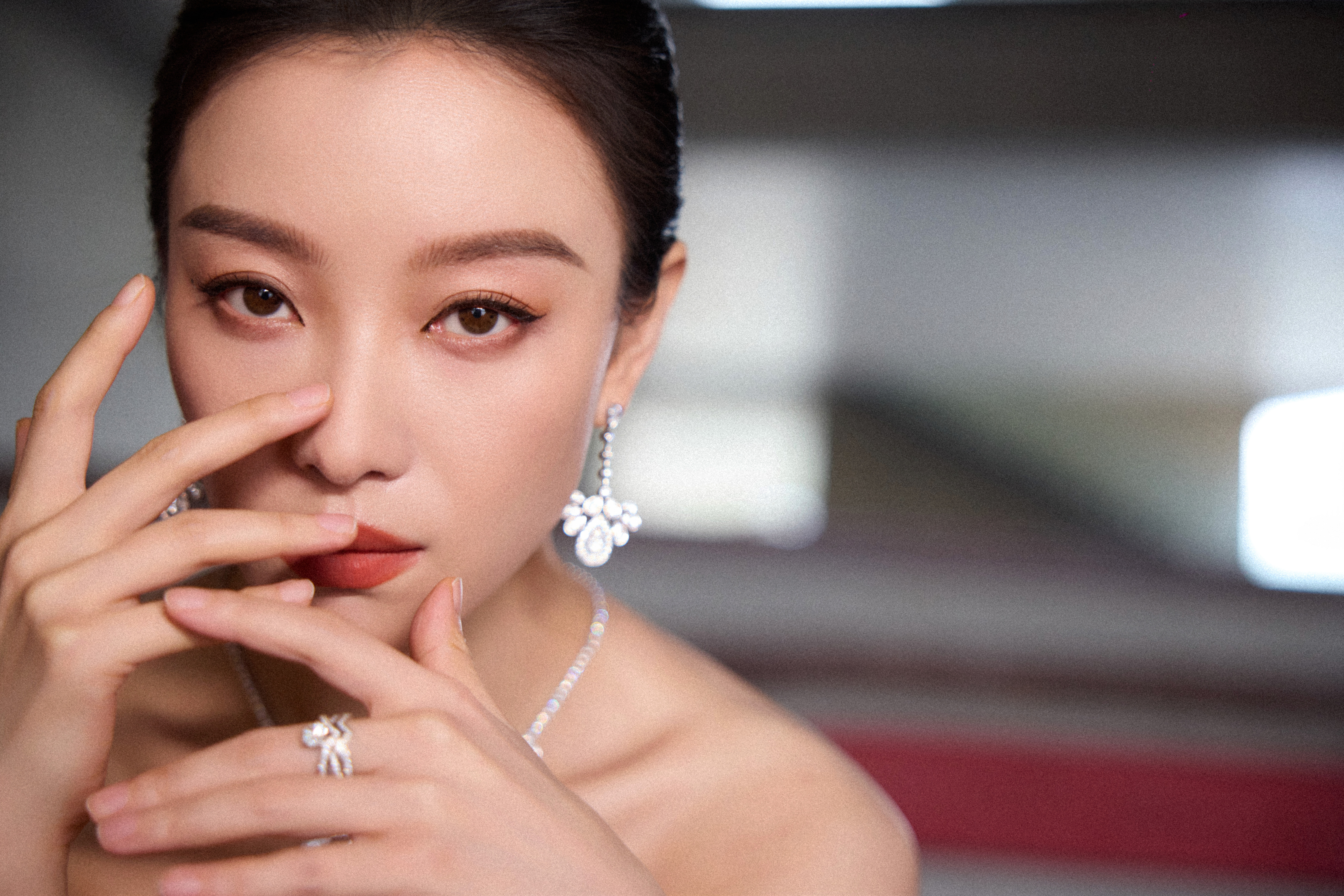 倪妮抹胸鎏金长裙勾勒曼妙曲线，轻纱落肩，贵韵与性感一眼沦陷。