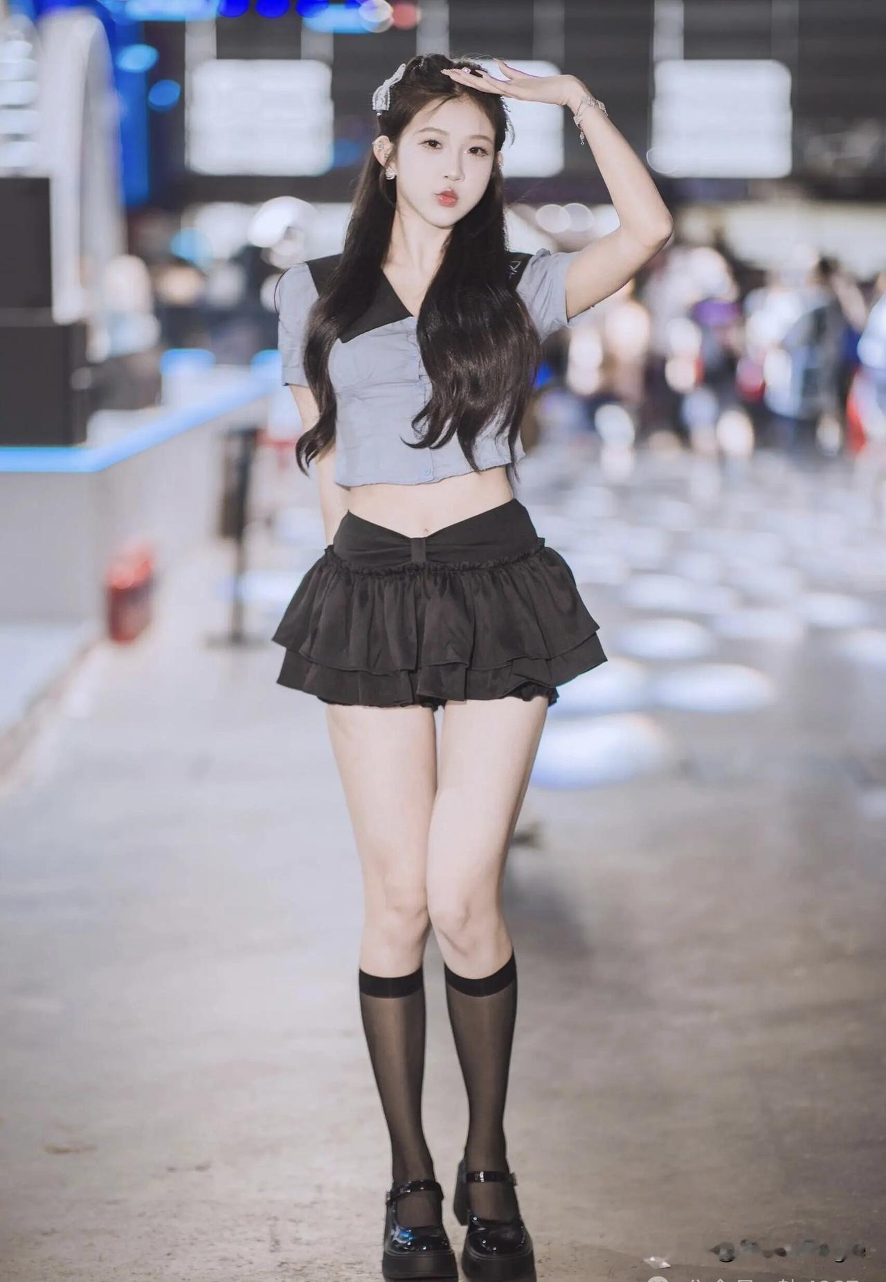 甜美少女风，黑裙配黑袜，校园风穿搭